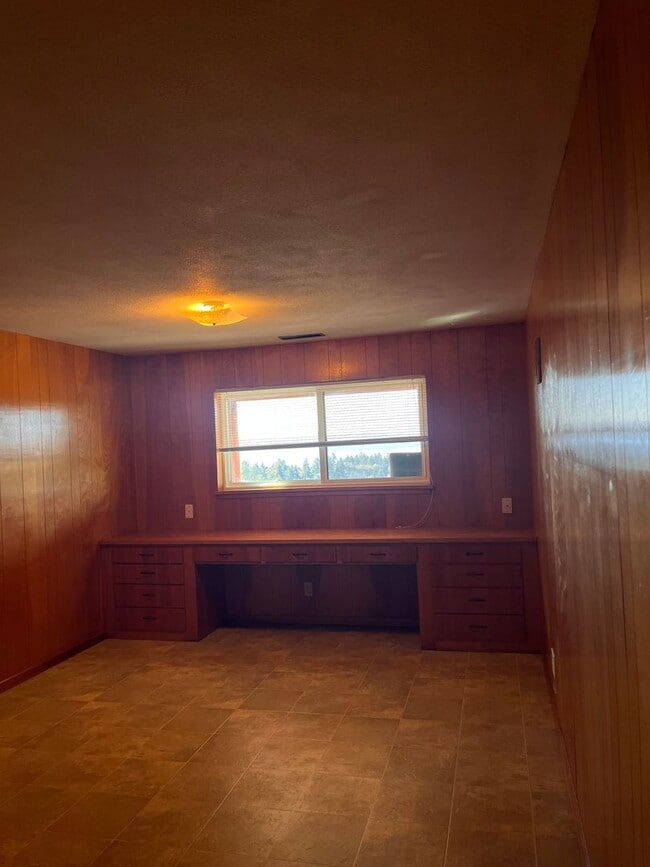 Building Photo - Spacious North Tacoma waterfront Unit with...