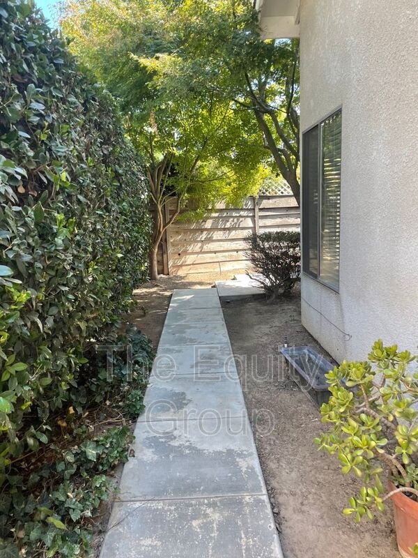 Building Photo - 1345 E Castleview Dr