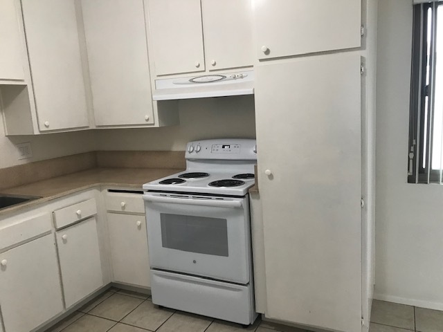 Stove - 1201 N Vulcan Ave