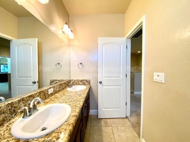 Building Photo - 6162 E Farrin Ave