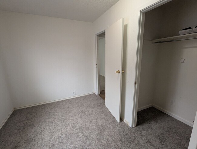 Building Photo - Spacious Updated 3 Bedroom Home