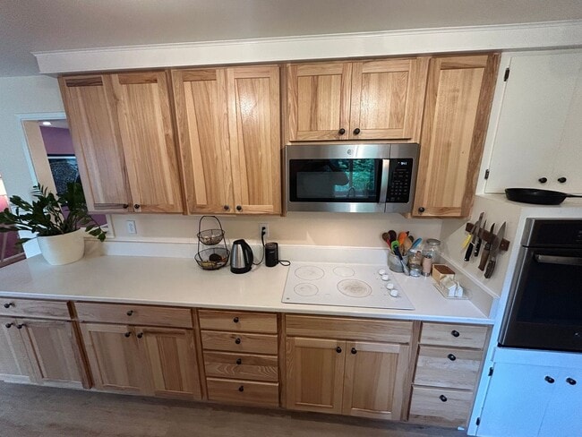 Building Photo - 3 Bedroom single level home w/garage AND free landscaping