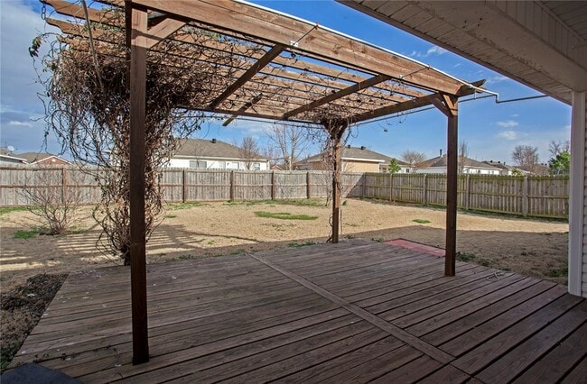 Building Photo - 807 SW Sandrock Rd