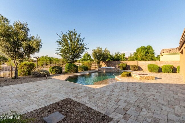 Building Photo - Eagle Glen Cul-de-sac Beauty