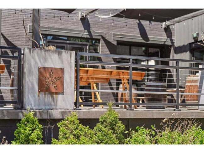 Building Photo - 618 N Washington Ave