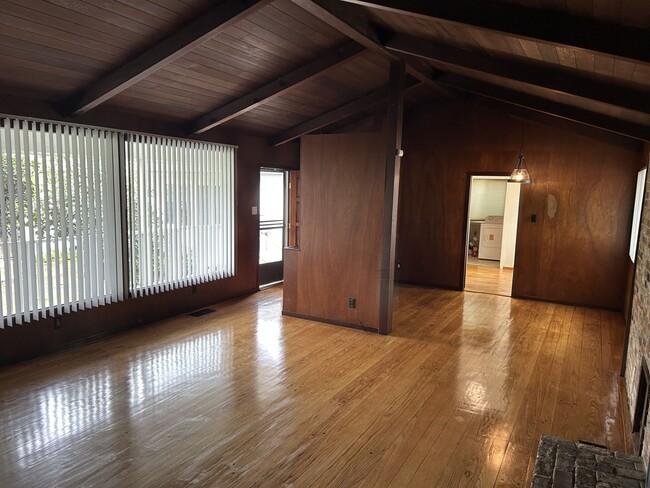 Building Photo - Wonderful 3 Bedroom, 2 Bath Home