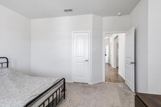 Building Photo - 1831 Creekwood Dr