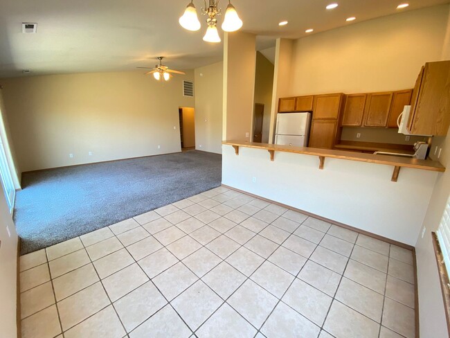 Building Photo - 4 Bed, 2 Bath Home!