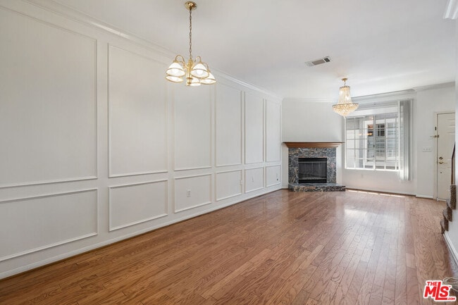 Building Photo - 13030 Moorpark St