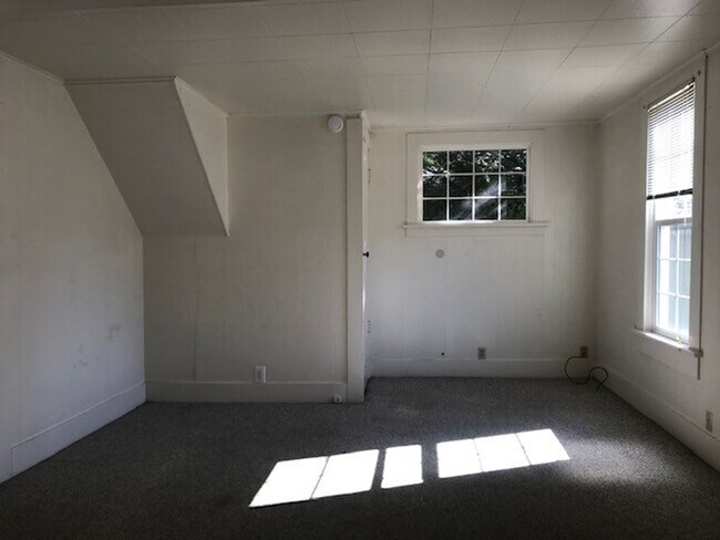 Building Photo - 3 Bedroom, 1 Bathroom Home in Sunnyland! Lawncare included with ample parking