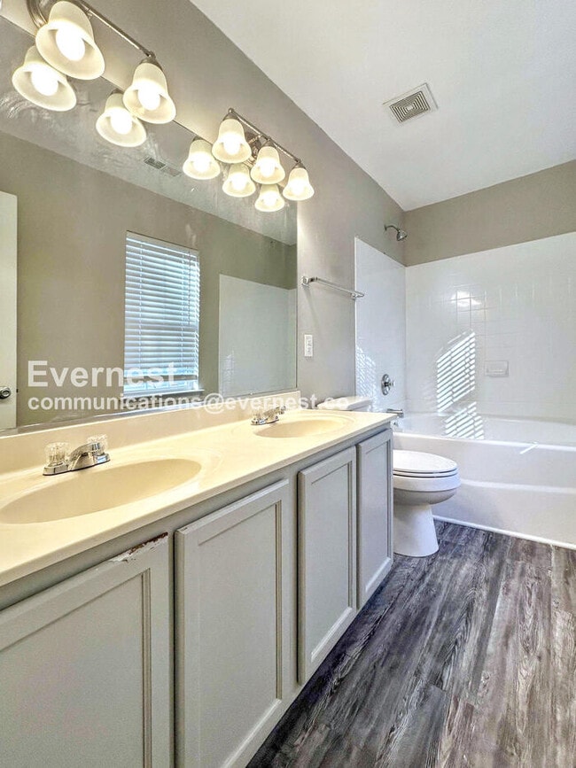 Building Photo - Limited Time Special Offer / 3 Bed, 2 Bath Home with Attached Garage and Hookups