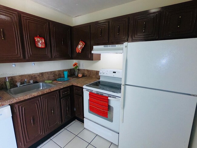 Primary Photo - 488 NW 165th St