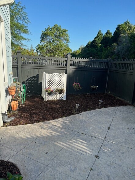 Building Photo - 2069 Kings Gate Ln