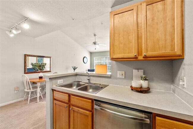 Building Photo - 9117 Lee Vista Blvd