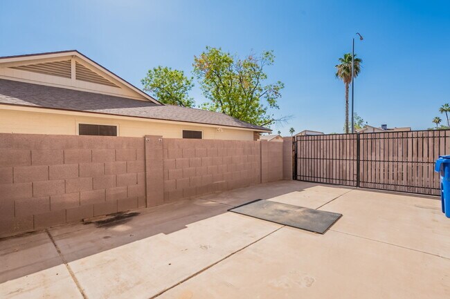 Building Photo - 1325 W Lobo Ave