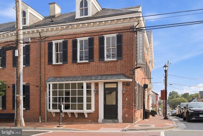 Building Photo - 611 S King St