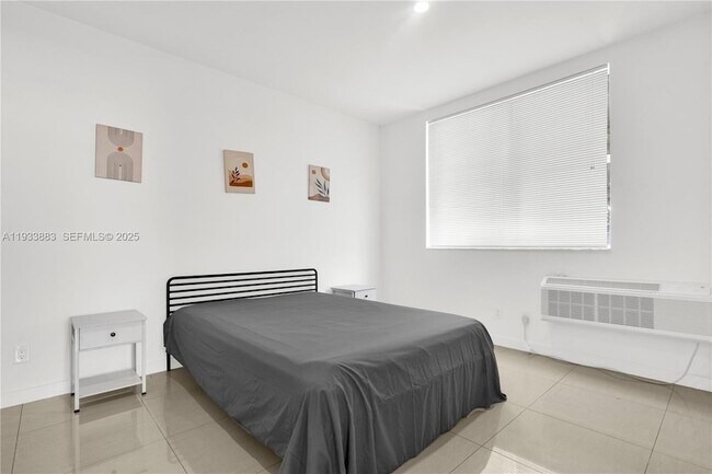 Building Photo - 924 Marseille Dr