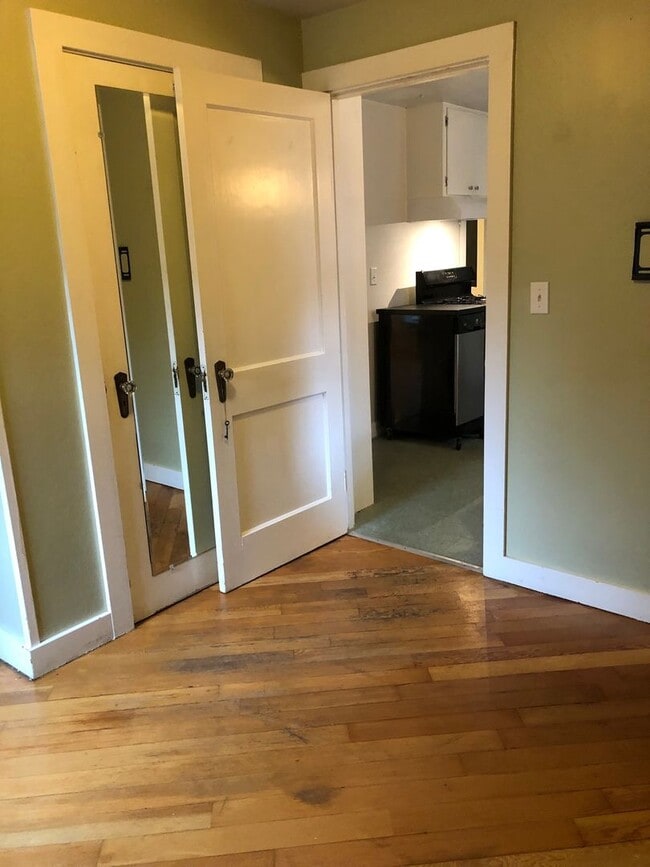 Building Photo - Adorable Two-bedroom Ballard Cottage