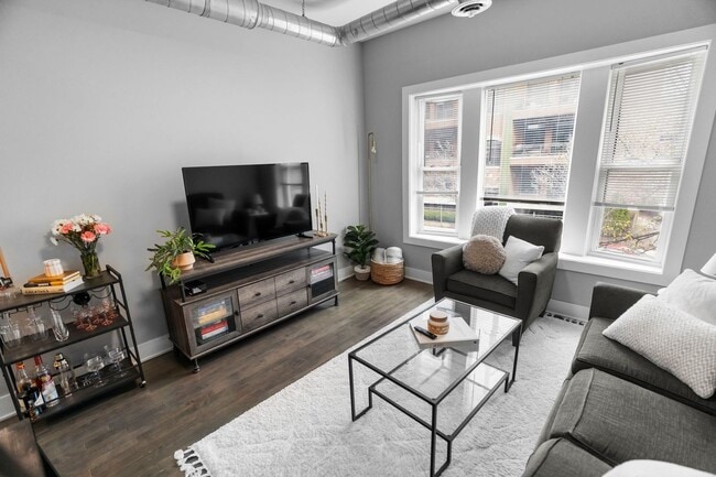Primary Photo - 452 N May St