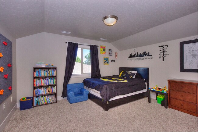 Building Photo - Beautiful Custom Home in Great Location