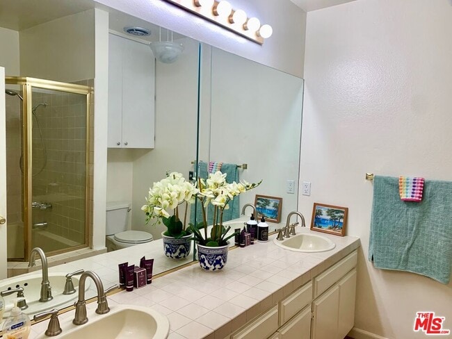 Building Photo - 4189 Vineland Ave