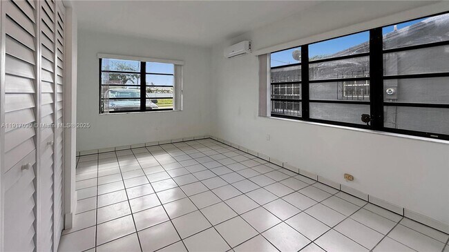 Building Photo - 8877 SW 36th St