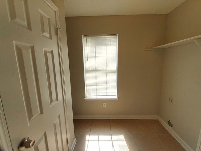 Building Photo - 4582 Summer Creek N