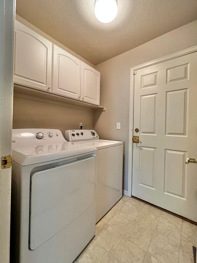Building Photo - 3 Bed, 3 Bath House in Southeast Fort Coll...
