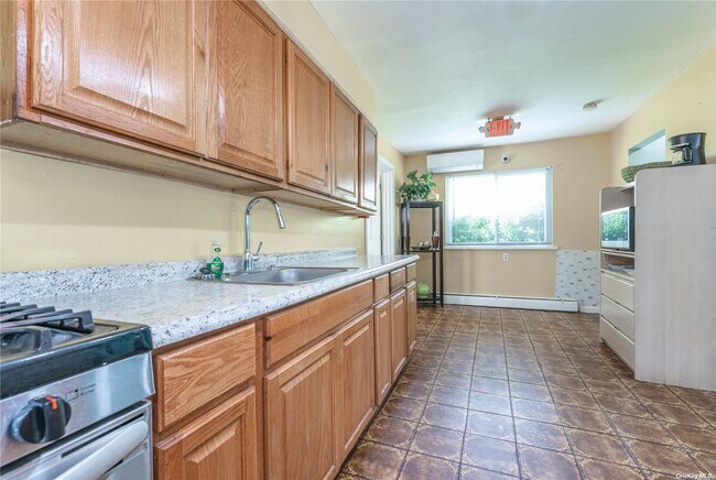 Building Photo - 747 Iris Pl