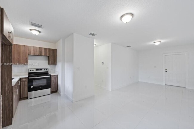 Building Photo - 3 bedroom in Miami FL 33142