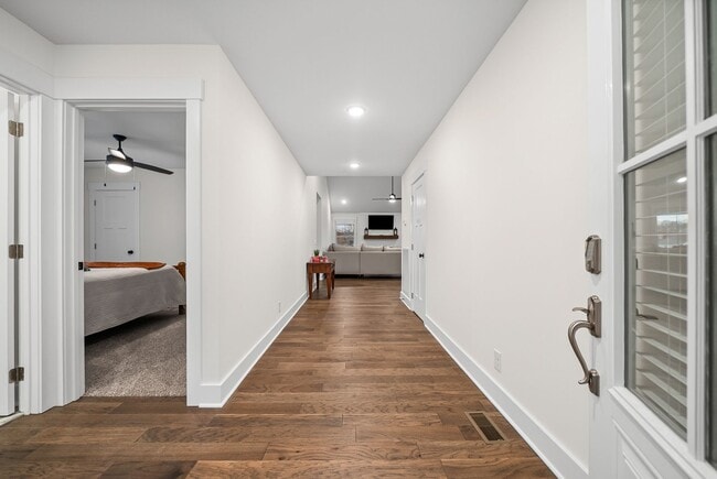 Building Photo - Spacious 3 Bedroom 2 Full Bath Home For Rent Near Dunbar Cave Road!