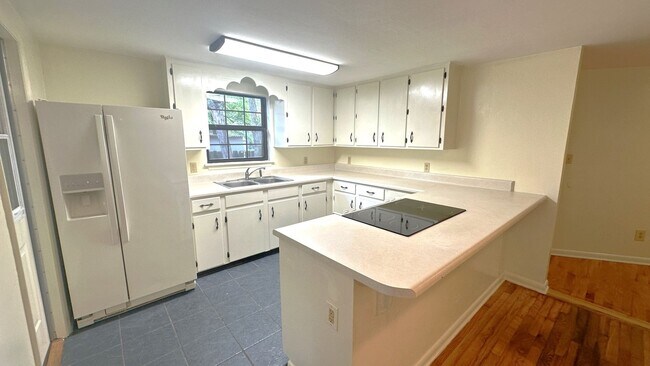 Building Photo - MIDTOWN 3/2 w/ Beautiful Wood Floors, Newer Paint, Inside Utility Area, & More! $1695/month Avail...