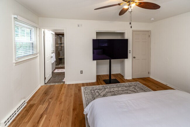 Building Photo - 230 Jacobs Creek Rd