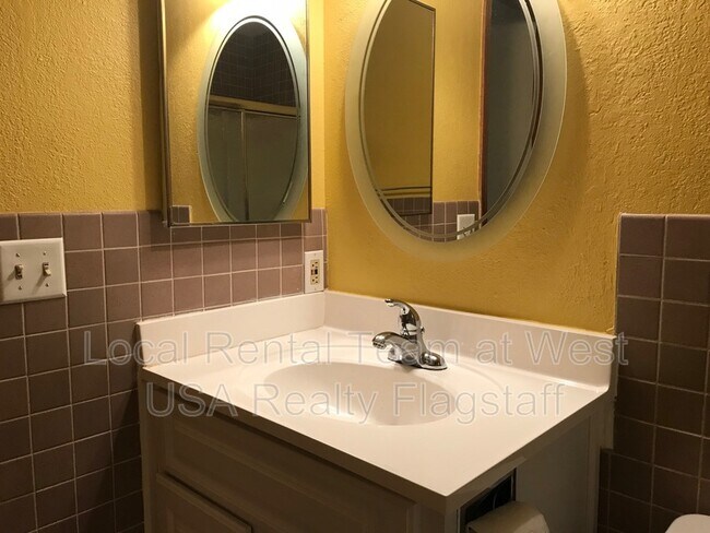 Building Photo - 5701 N Villa Cir