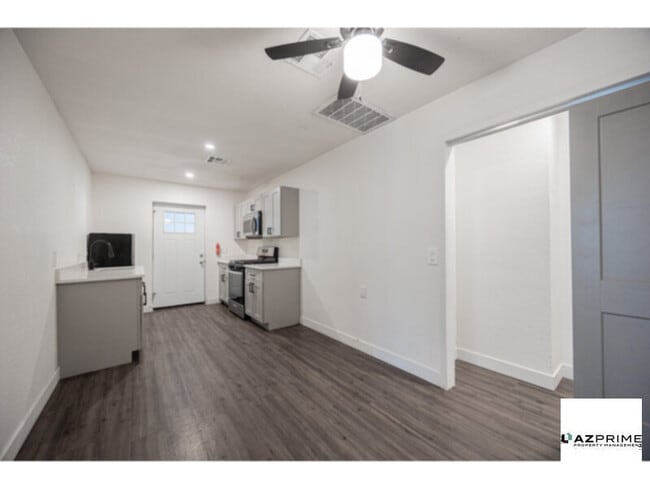 Building Photo - Charming Phoenix 1/1 Apartment with Modern Upgrades &amp; Prime Location!