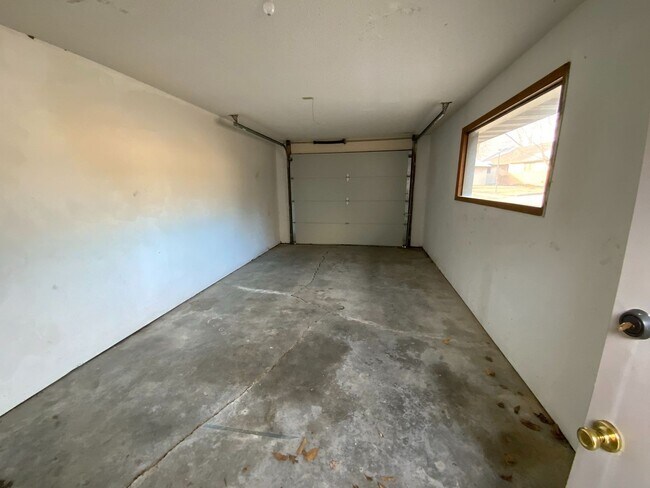 Building Photo - 4 Bedroom 3 Bath Condo