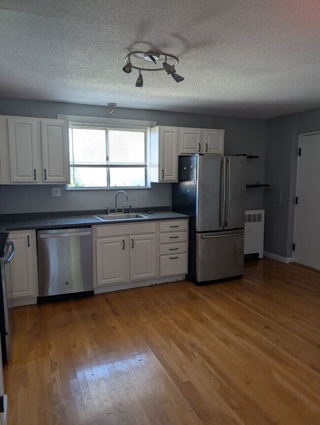 Building Photo - Somerville 2 bedroom with parking for 9/1