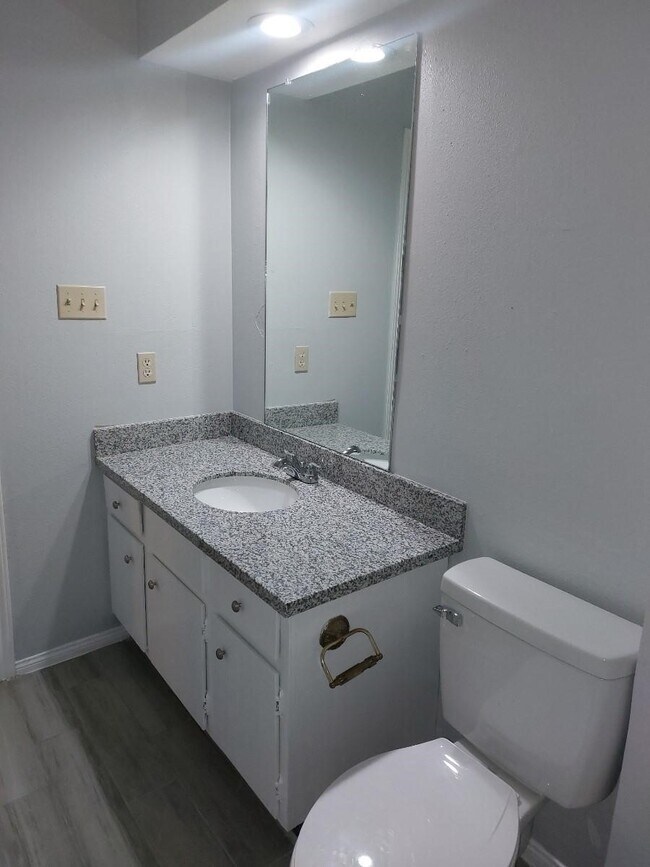 Building Photo - 1846 Hollister St