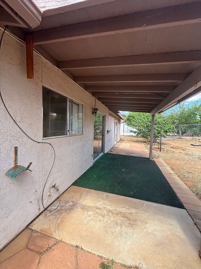 Building Photo - 554 Hegge Dr