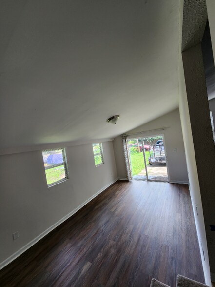 Building Photo - 911 W Russell Ct