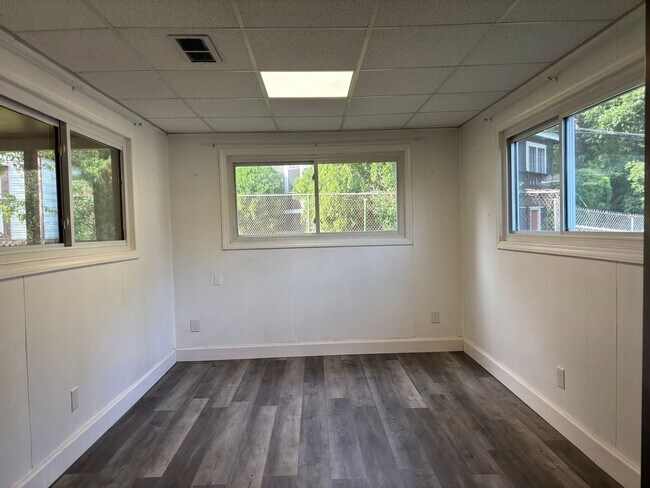 Building Photo - Charming single family home on a cul-de-sac that accepts vouchers