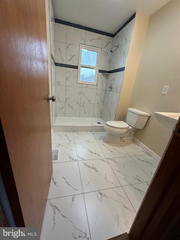 Building Photo - 934 N E St Ext