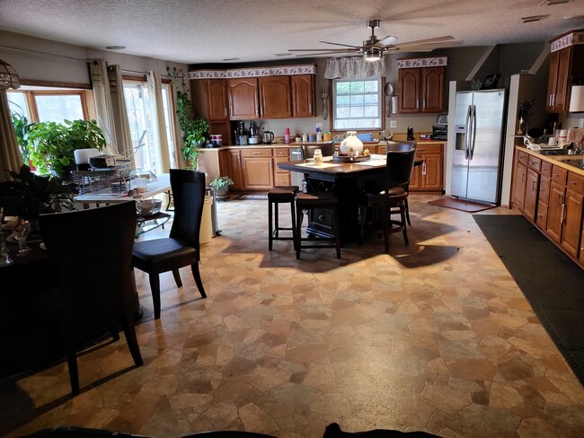 Shared kitchen - 2201 Elgin Ct