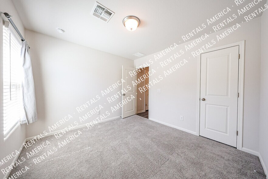 Building Photo - 118 W Impala Dr