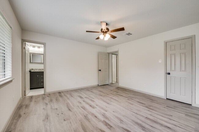 Building Photo - Charming 3-Bedroom Home with 2 Full Baths ...