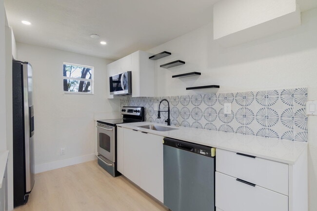 Primary Photo - 1108 W 33rd St