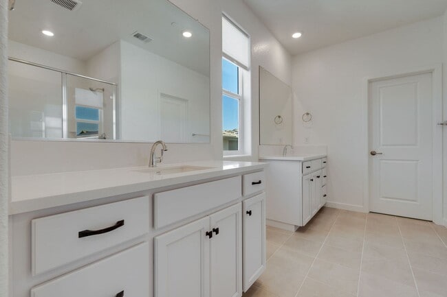 Building Photo - Never Lived In 4 Bedroom Home for Rent in Folsom Ranch!