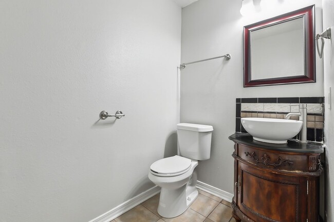 Building Photo - 904 St Julien Dr