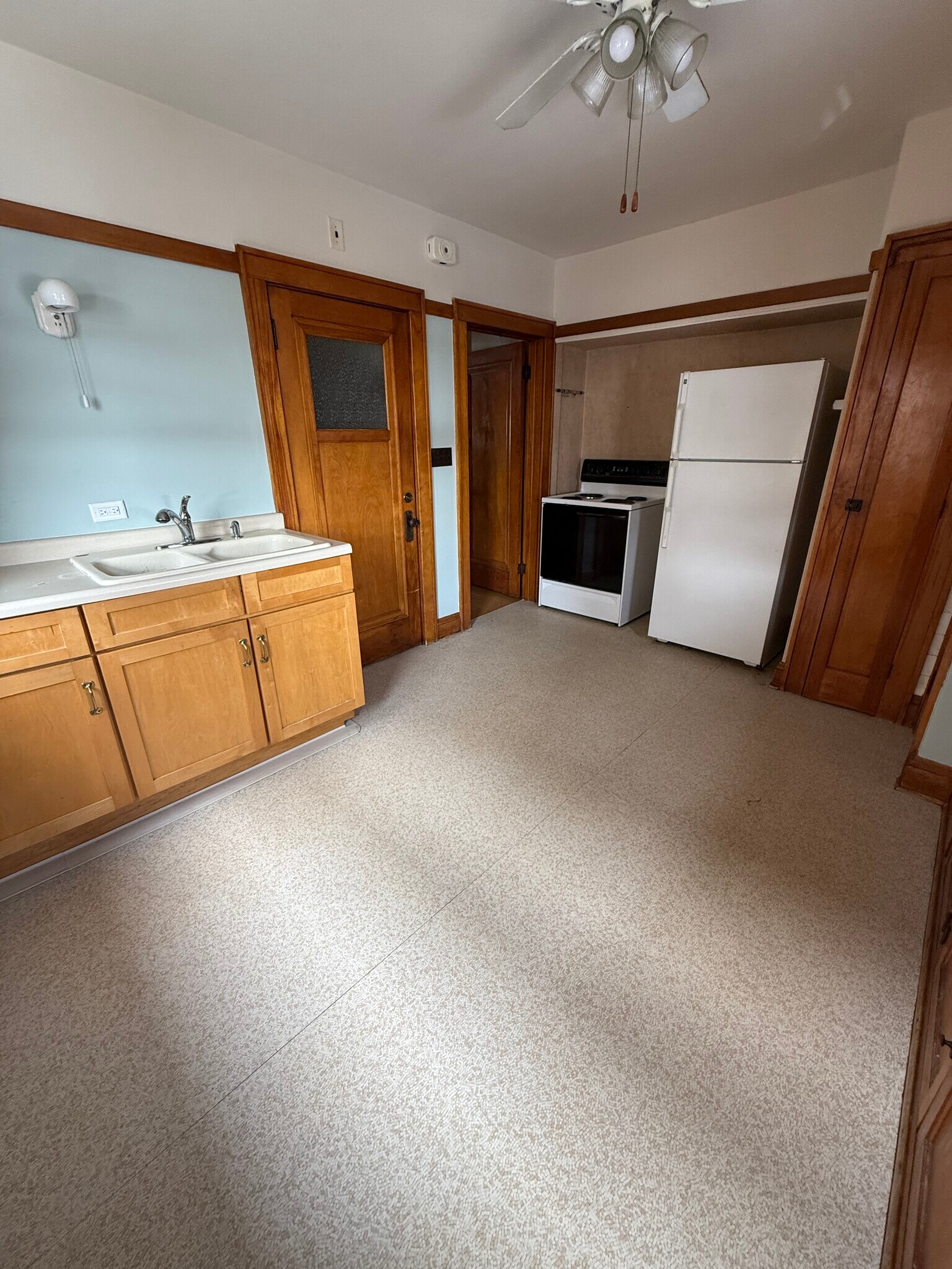 Kitchen - 2534 N 61st St