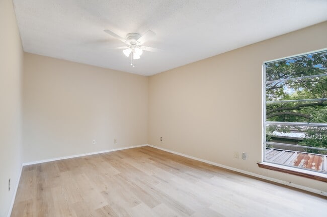 Building Photo - 700 Castle Ridge Rd